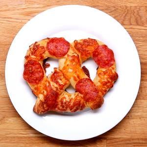 1 pretzel Stuffed Pizza Pretzel