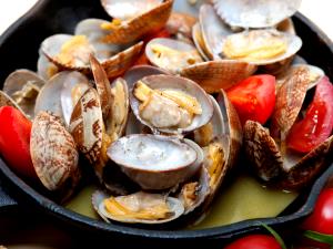 1 Quart, Raw, In Shell (yield After Cooking, Shell Removed) Baked or Broiled Clams