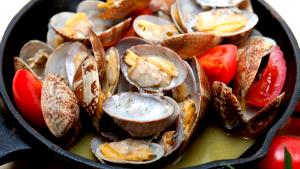 1 Quart, Raw, In Shell (yield After Cooking, Shell Removed) Steamed or Boiled Clams