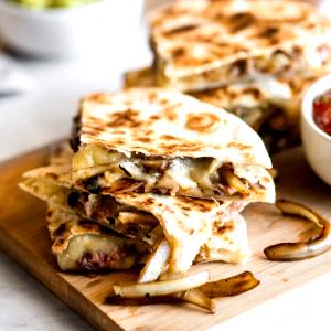 1 quesadilla (220 g) 3-Cheese Quesadilla - Steak