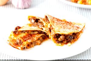 1 quesadilla (248 g) 3-Cheese Quesadilla - Beef
