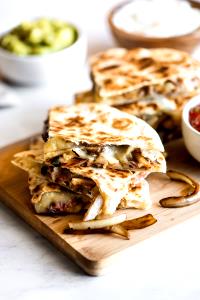 1 quesadilla (327 g) Quesadilla - Fajita Steak