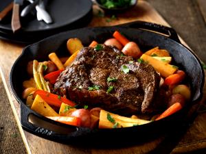 1 Roast (yield From 1601 G Raw Meat) Beef Chuck (Arm Pot Roast, Trimmed to 0" Fat, Cooked, Braised)