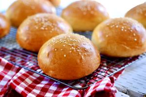 1 roll (57 g) Gourmet Brioche Rolls