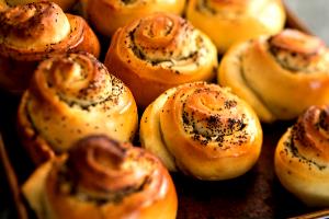 1 roll (71 g) Onion Poppy Seed Rolls