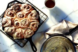 1 roll (92 g) White Iced Cinnamon Rolls