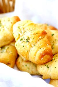 1 Roll Crescent Dinner Roll, Garlic Butter