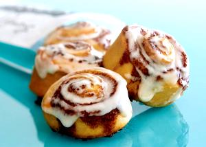 1 roll with topping (138 g) Cinnabon Bakery Inspired Cinnamon Rolls