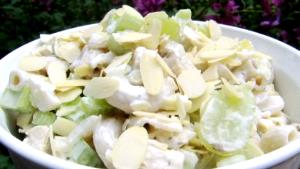 1 salad (526 g) Deluxe Chicken Salad