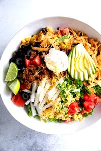 1 salad (541 g) Deluxe Taco Salad