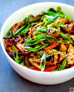 1 salad (546 g) Asian Peanut Salad with Grilled Chicken