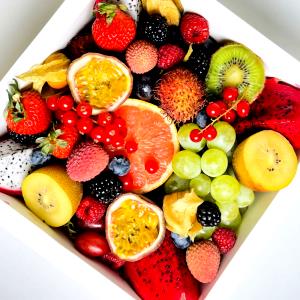 1 salad (681 g) Fresh Fruit Plate