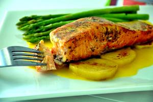 1 Salmon Fillet with Hollandaise Sauce