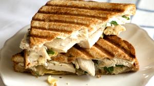 1 sandiwch Chicken Artichoke Panini