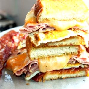 1 sandwich (100 g) Texas Bacon Egg & Cheese