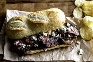 1 sandwich (10.9 oz) Steakhouse Gorgonzola Melt
