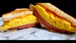 1 sandwich (121 g) Bologna, Egg & Cheese Sandwich on Golden Bun