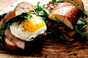 1 sandwich (122 g) Steak, Egg & Cheese Muffin Melt