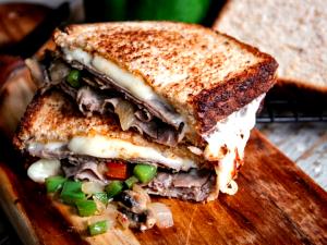 1 sandwich (12.7 oz) Roast Beef Montana on Toasted Cheese Baguette
