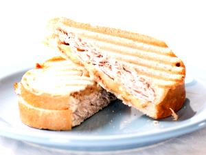 1 sandwich (130 g) Petite Roasted Turkey Sandwich