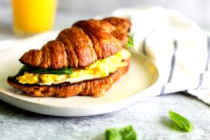 1 sandwich (135 g) Croissant Breakfast Sandwich