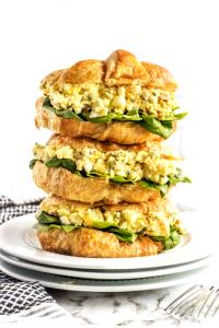 1 sandwich (136 g) Egg Salad Sandwich