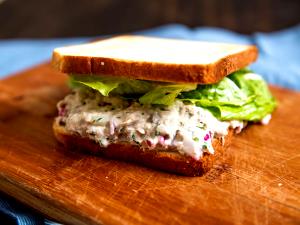 1 sandwich (170 g) Tuna Salad Sandwich
