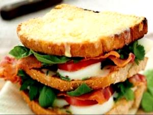 1 sandwich (171 g) Bacon, Egg & Cheese Biscuit Sandwich