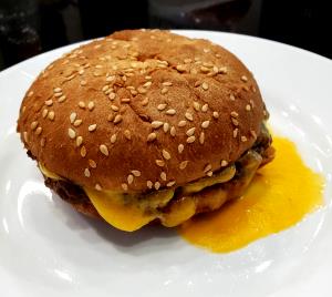 1 sandwich (176 g) Angus Cheeseburger