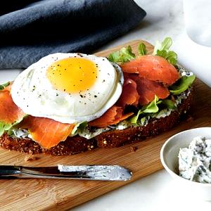 1 sandwich (188 g) Smoked Salmon and Wasabi on Onion Dill Bagel Breakfast Sandwich