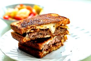 1 sandwich (200 g) Patty Melt