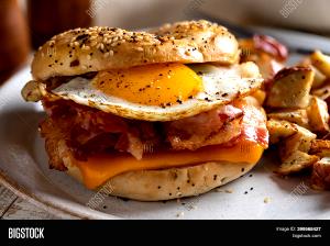 1 sandwich (204 g) Egg on a Bagel with Bacon Breakfast Sandwich