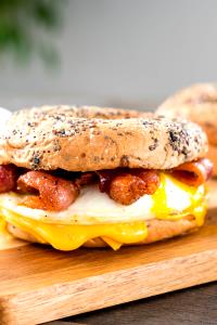 1 sandwich (225 g) Egg on a Bagel with Bacon and Cheese Breakfast Sandwich