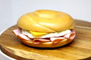 1 sandwich (225 g) Ham and Cheese on Plain Bagel