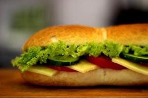 1 sandwich (233 g) Classic Cheddar & Tomato