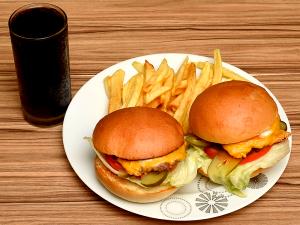 1 sandwich (250 g) Chicken on A Kaiser