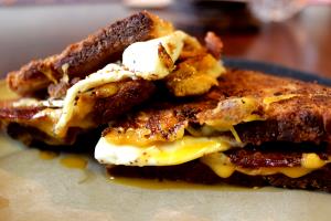 1 sandwich (253 g) Grilled Breakfast Sandwich