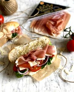 1 sandwich (260 g) Prosciutto & Mozzarella on Artisan