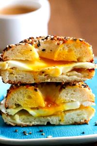 1 sandwich (285 g) Egg and Cheese on Plain Bagel