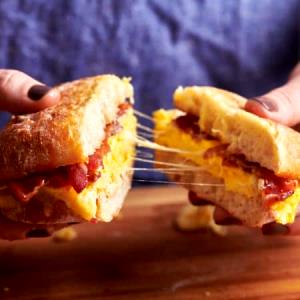 1 sandwich (30 g) Bacon Sandwich on Golden Bun