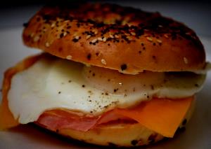 1 sandwich (327 g) Ham, Egg, Cheese on Plain Bagel