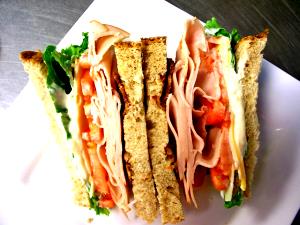 1 sandwich (330 g) Smoked Turkey Club Sandwich