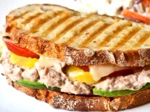1 sandwich (353 g) Tuna Melt