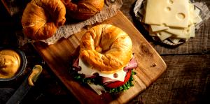 1 sandwich (373 g) Chorizo Sandwich on Croissant