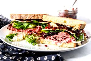 1 sandwich (390 g) Cold Roast Beef Sandwich (Regular)