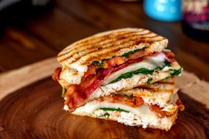1 sandwich (495 g) Smoked Turkey Club Sandwich