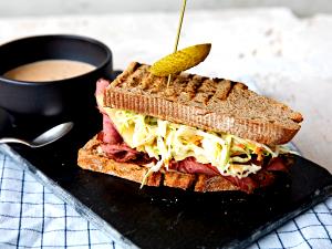 1 sandwich (500 g) Pastrami Reuben Sandwich (Large)