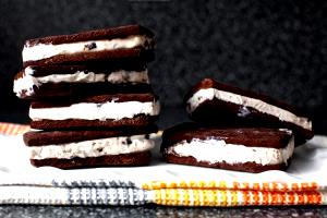 1 sandwich (59 g) Ice Cream Sandwiches