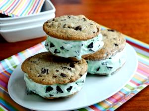 1 sandwich (60 g) Mint Chocolate Chip Ice Cream Sandwiches