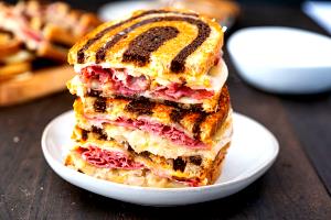 1 sandwich (616 g) Reuben THE Great